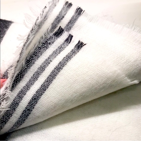 Zara Oversized Chic Blanket Scarf - Picture 7 of 8